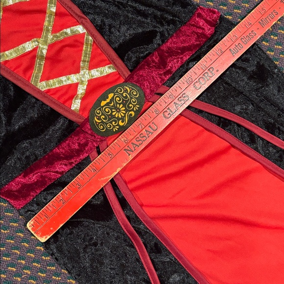 Vampira velveteen and lace black & red Halloween costume - Picture 11 of 16